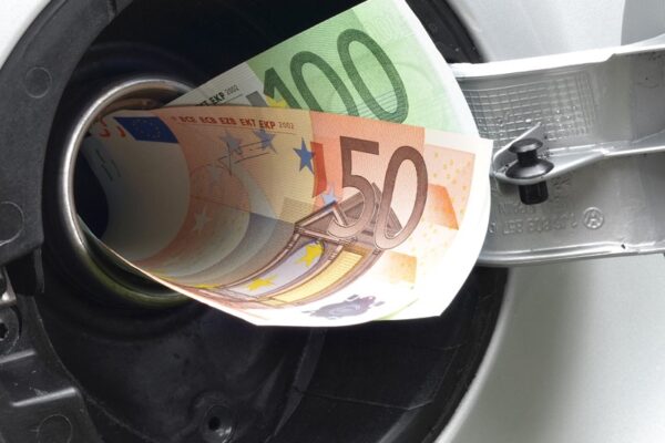 Vanaf 2027 extra belasting op fossiele brandstofauto van de zaak